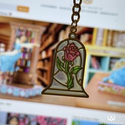 Añade un toque mágico a tus llaves o bolso con el llavero de vidriera de Bella y Bestia. Inspirado en la emblemática escena de la película, este accesorio combina arte y funcionalidad en un diseño vibrante